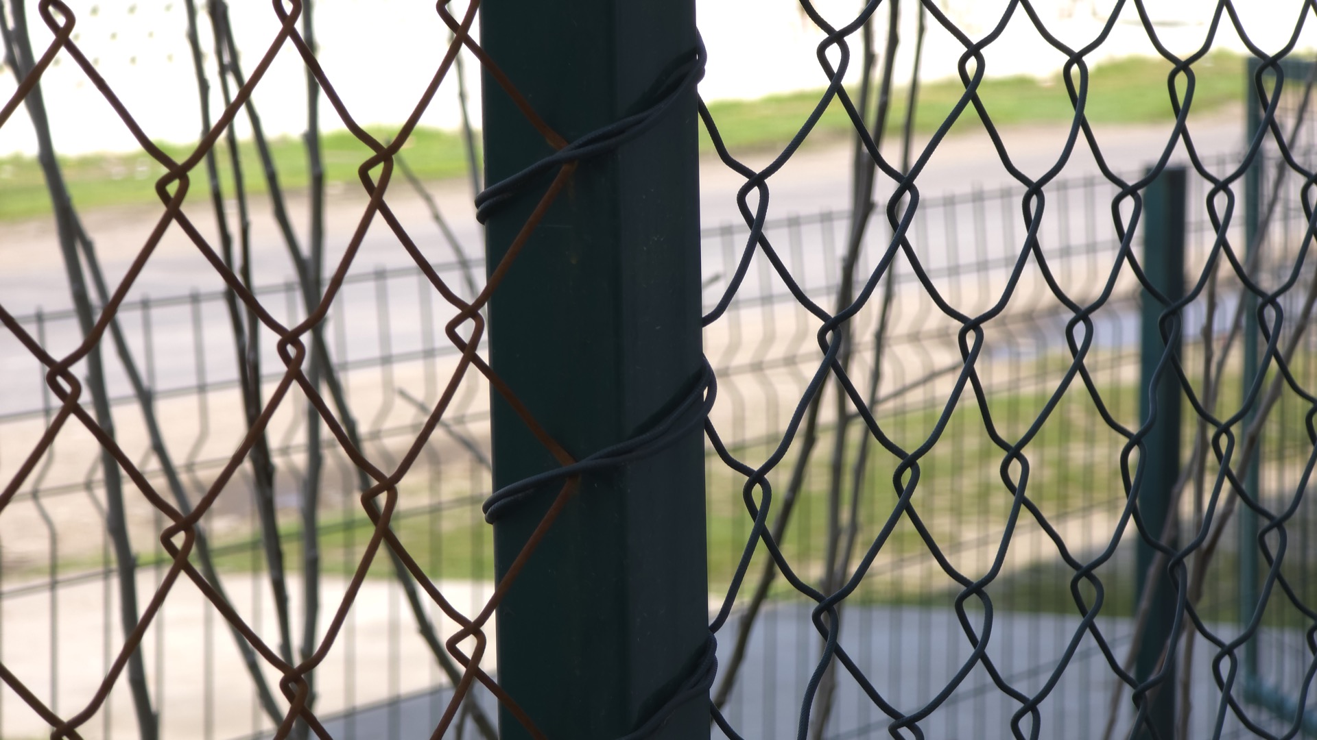Рабица с ПВХ покрытием rabitza_s_PVH_horizontal_macro_comparison_regular+pvh.jpg