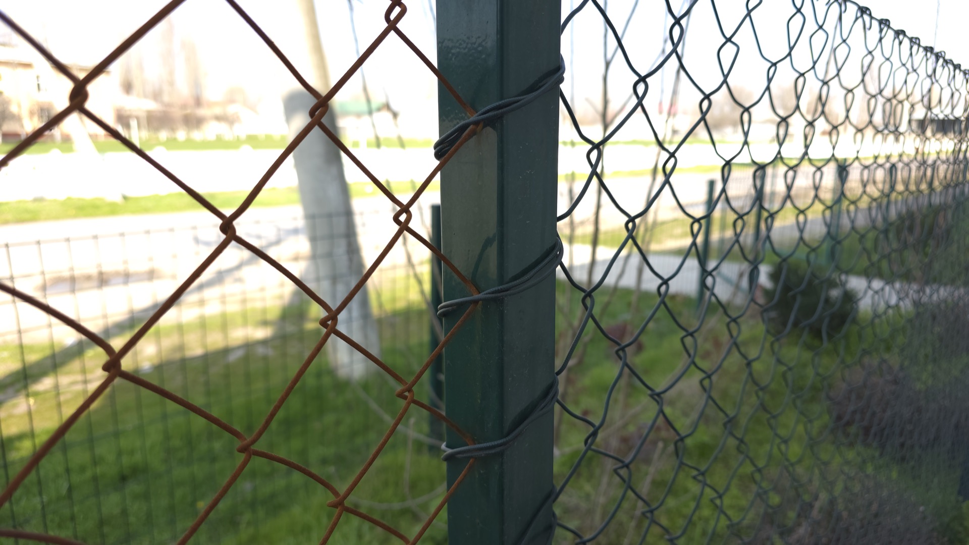 Рабица с ПВХ покрытием rabitza_s_PVH_horizontal_macro_comparison_regular+pvh_3.jpg